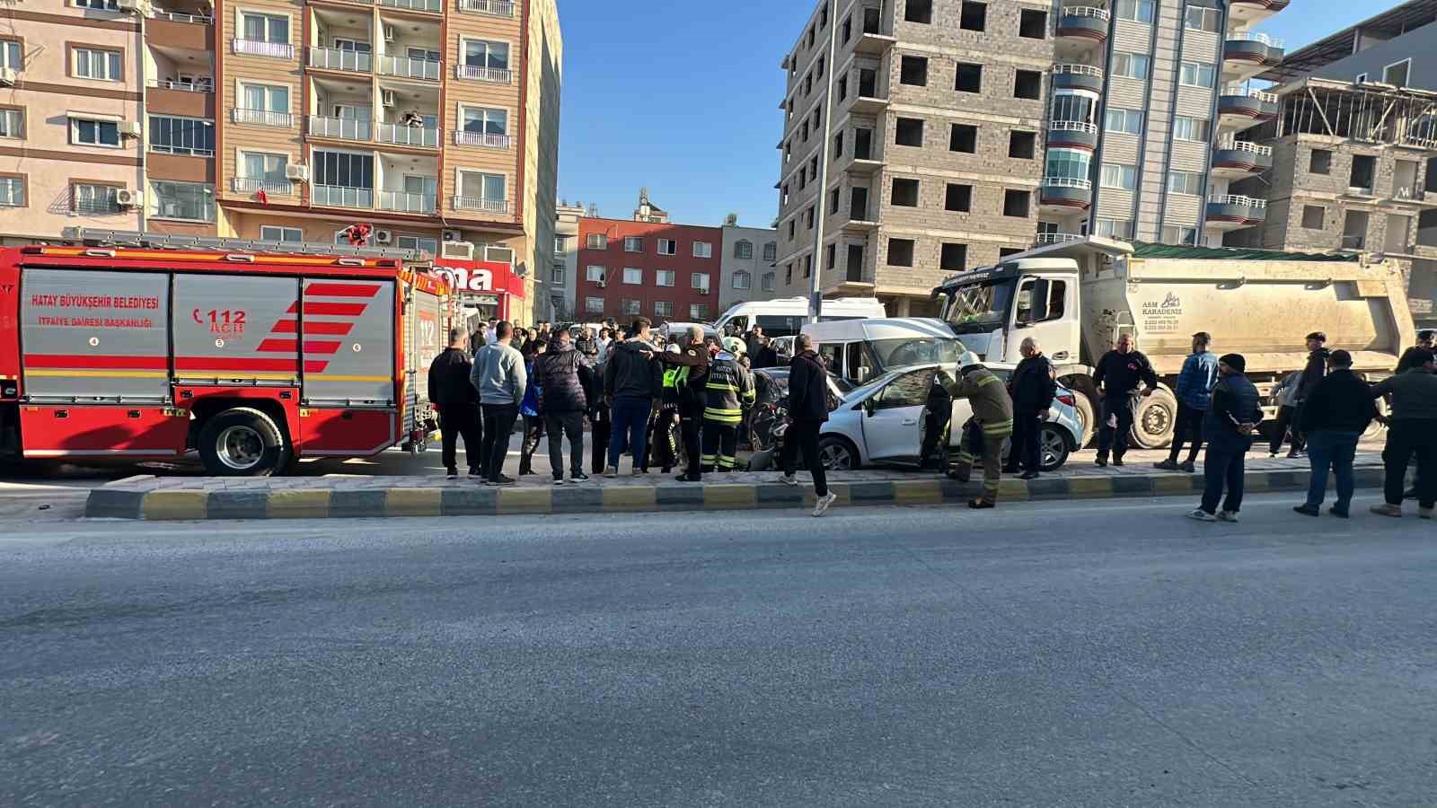 Hatay’da freni patlayan hafriyat kamyonu 5 aracı biçti: 3 yaralı
