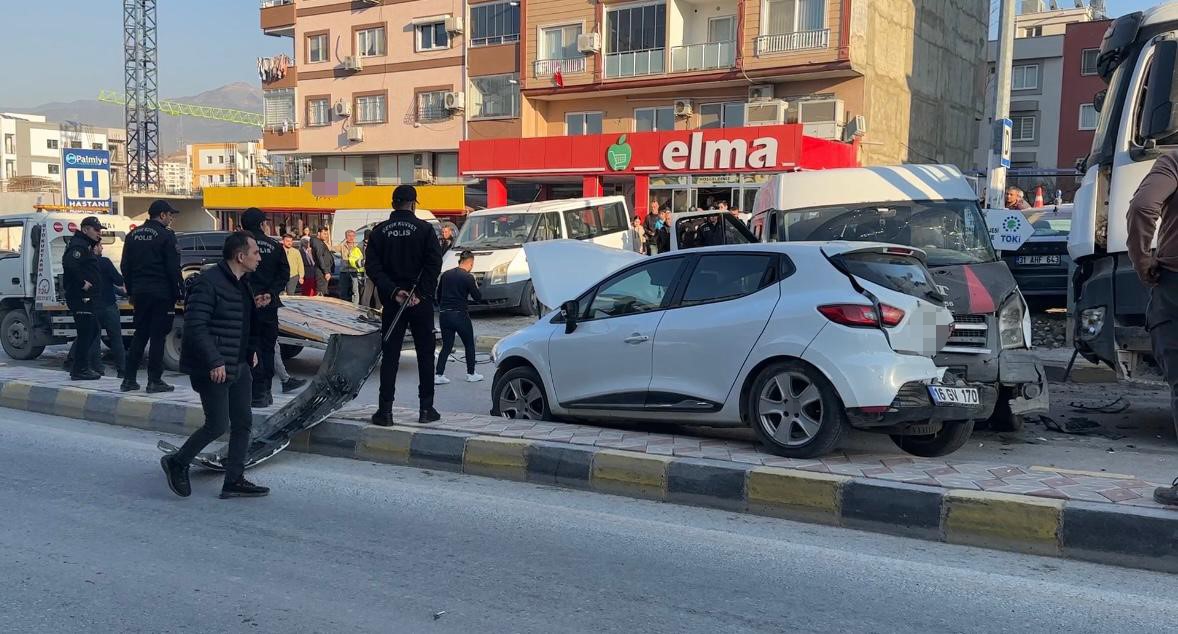 Hatay’da freni patlayan hafriyat kamyonu 5 aracı biçti: 3 yaralı
