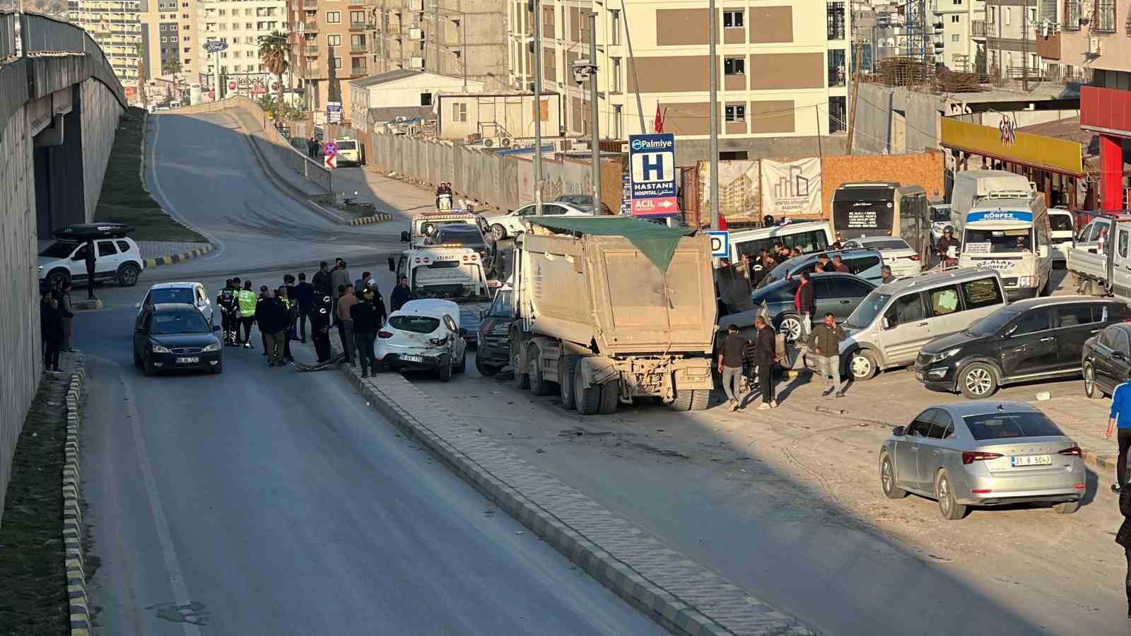 Hatay’da freni patlayan hafriyat kamyonu 5 aracı biçti: 3 yaralı
