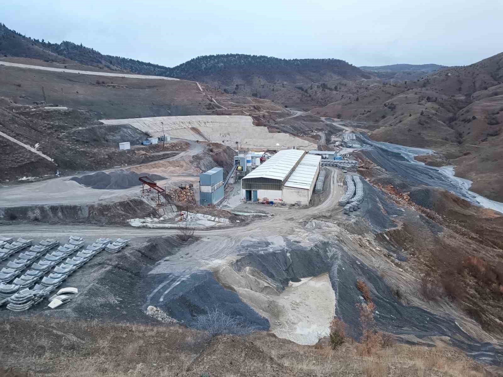 Baraj tünelinde vagon altında kalan işçi hayatını kaybetti
