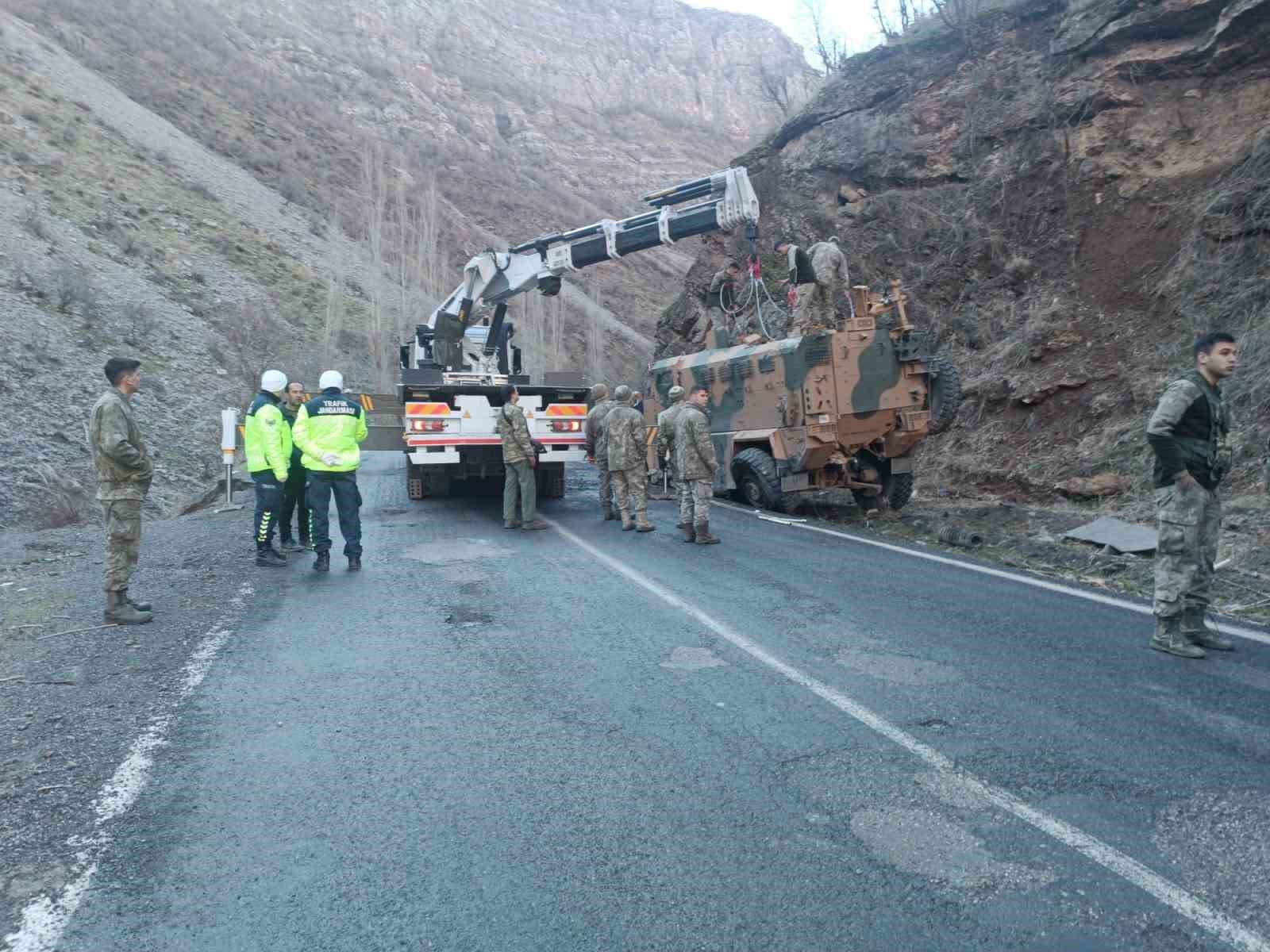 Şırnak’ta devrilen askeri araç yoldan kaldırıldı
