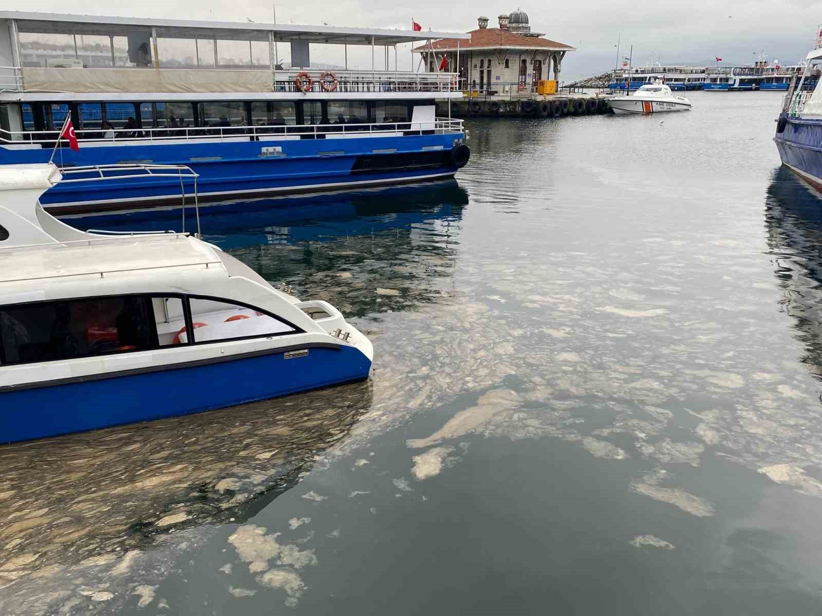 Kadıköy’de deniz yüzeyinde müsilaj tehdidi
