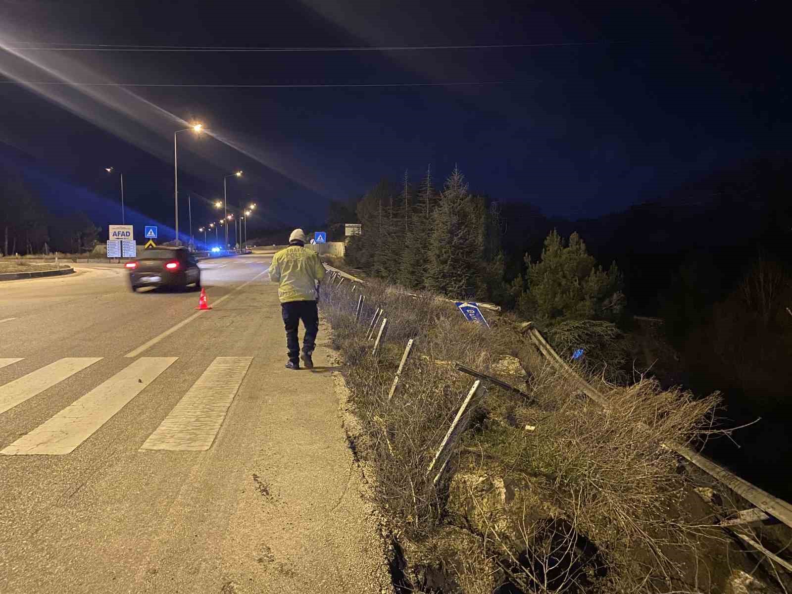 Yokuş aşağı inerken virajı alamayan kamyon şarampole uçtu: 1 yaralı
