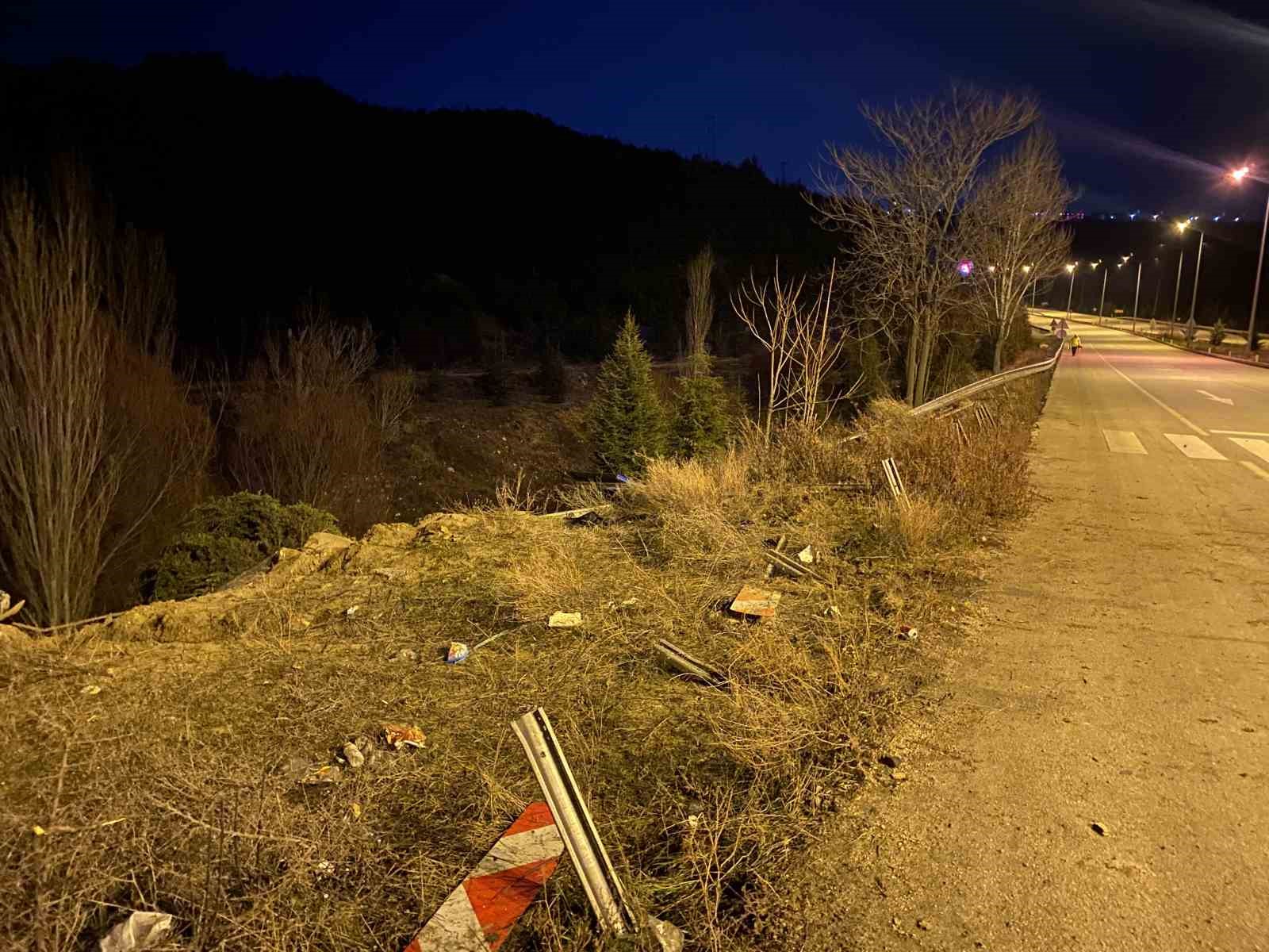 Yokuş aşağı inerken virajı alamayan kamyon şarampole uçtu: 1 yaralı
