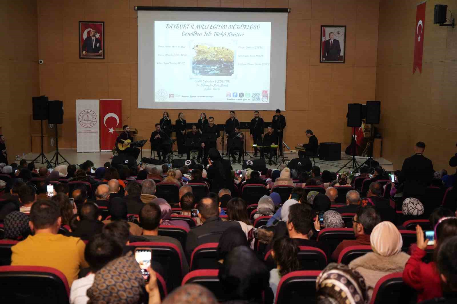 Bayburt’ta müzik öğretmenleri sahne performanslarıyla göz doldurdu
