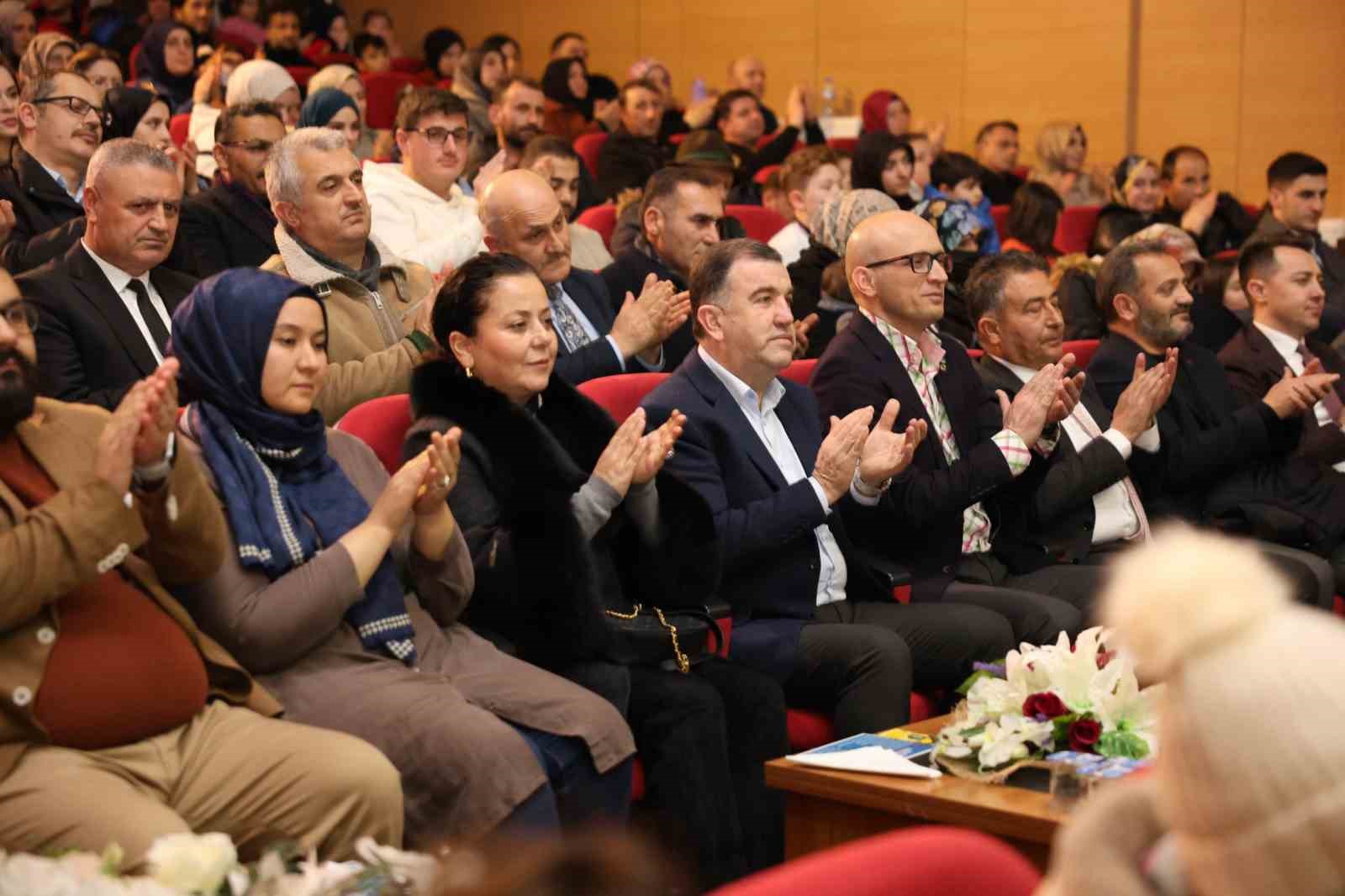 Bayburt’ta müzik öğretmenleri sahne performanslarıyla göz doldurdu
