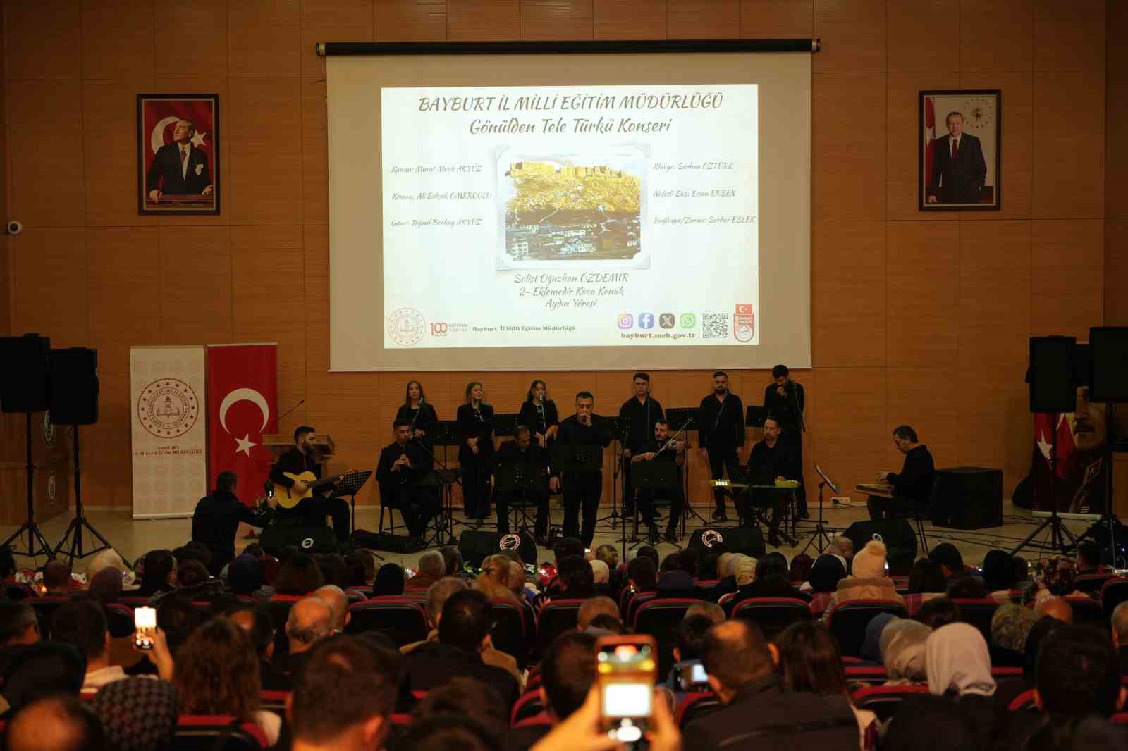 Bayburt’ta müzik öğretmenleri sahne performanslarıyla göz doldurdu
