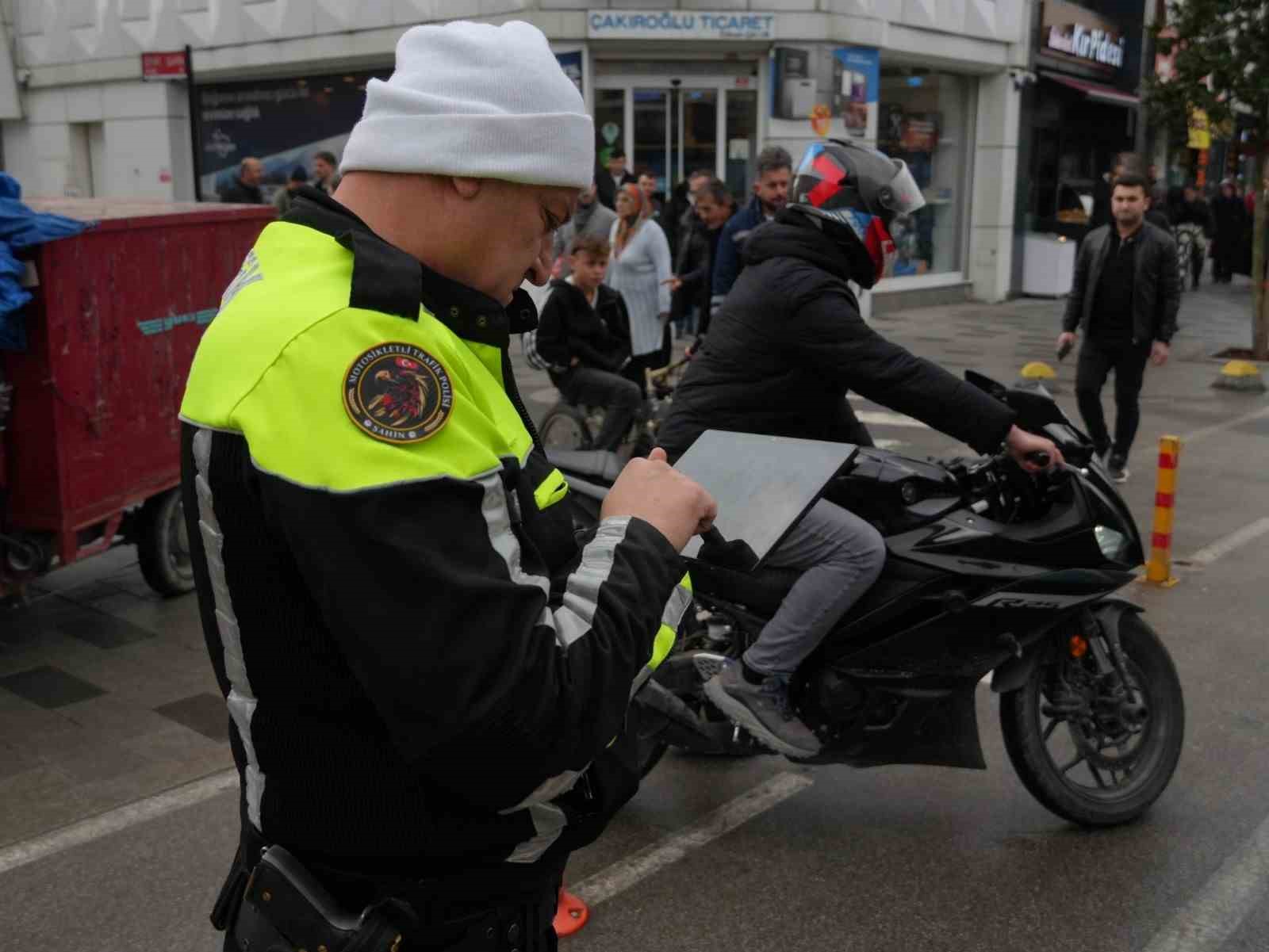 Motorlu araç trafiğine kapalı caddeye girdiler, 993 TL ceza yediler
