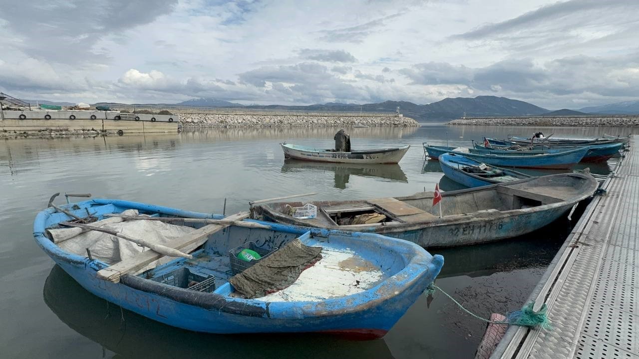 Eğirdir Gölü’nde 1 haftada kaçak avlanan bin kerevit ele geçirildi
