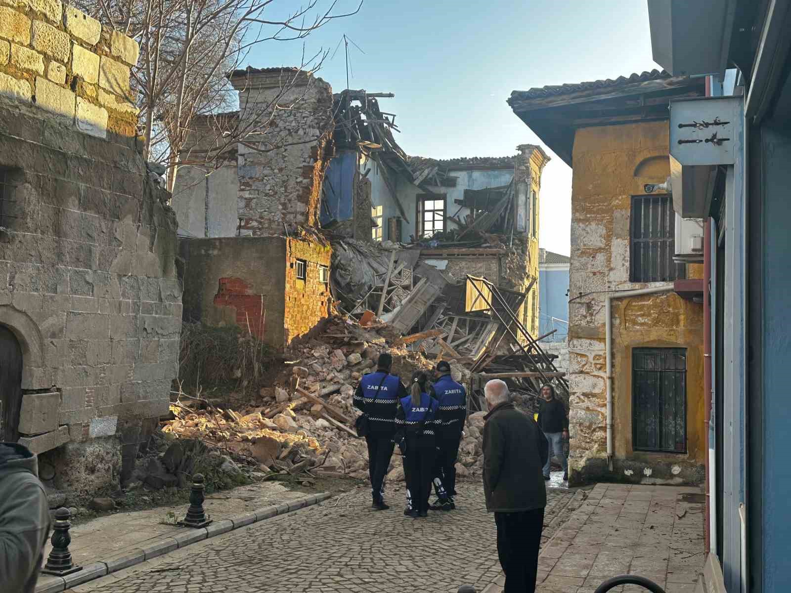 Milas’ta tarihi ev çöktü, olay anı güvenlik kameralarına yansıdı
