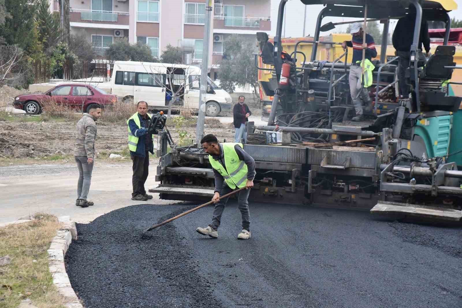 Ceyhan’da yaz-kış asfalt çalışmaları sürüyor
