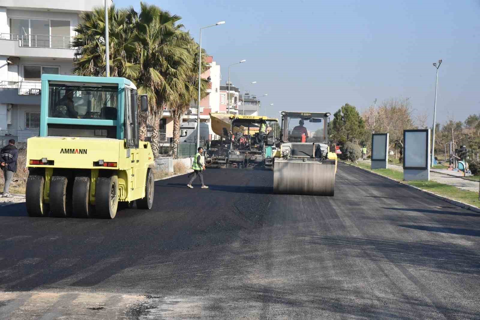 Ceyhan’da yaz-kış asfalt çalışmaları sürüyor
