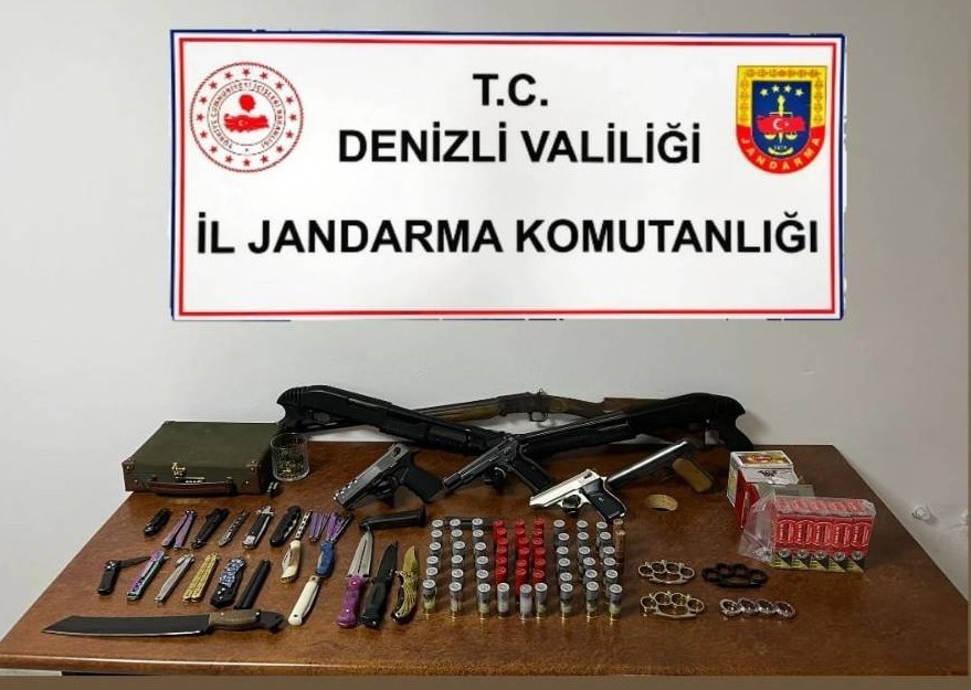 Denizli jandarması silah kaçakçılarını cephanelikle yakaladı
