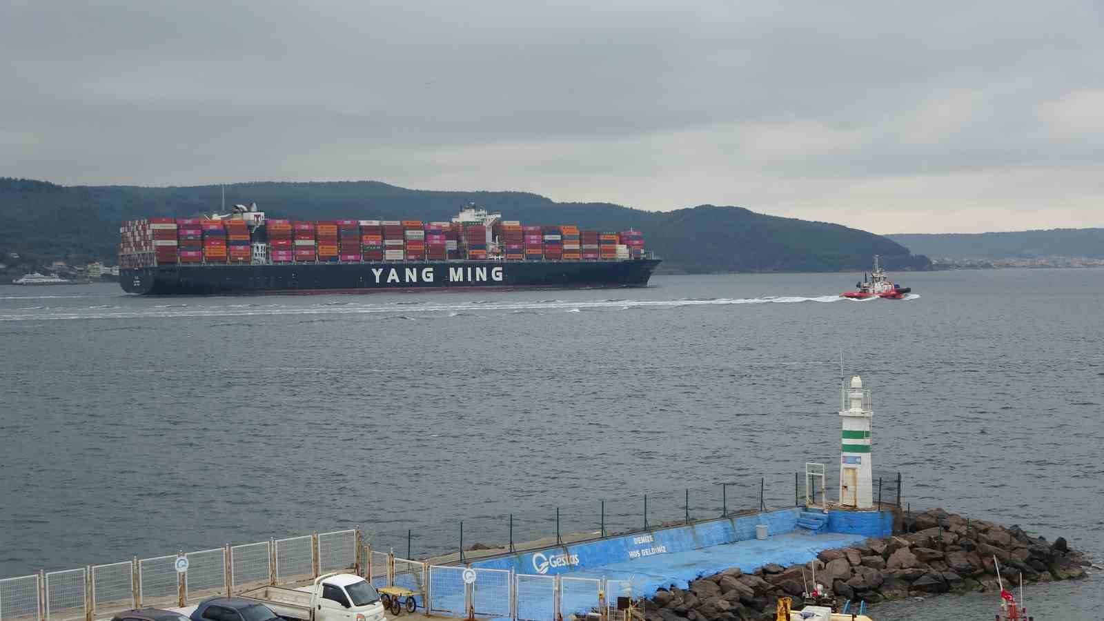 Çanakkale Boğazı’ndan geçen dev konteyner gemileri boğazı kapattı
