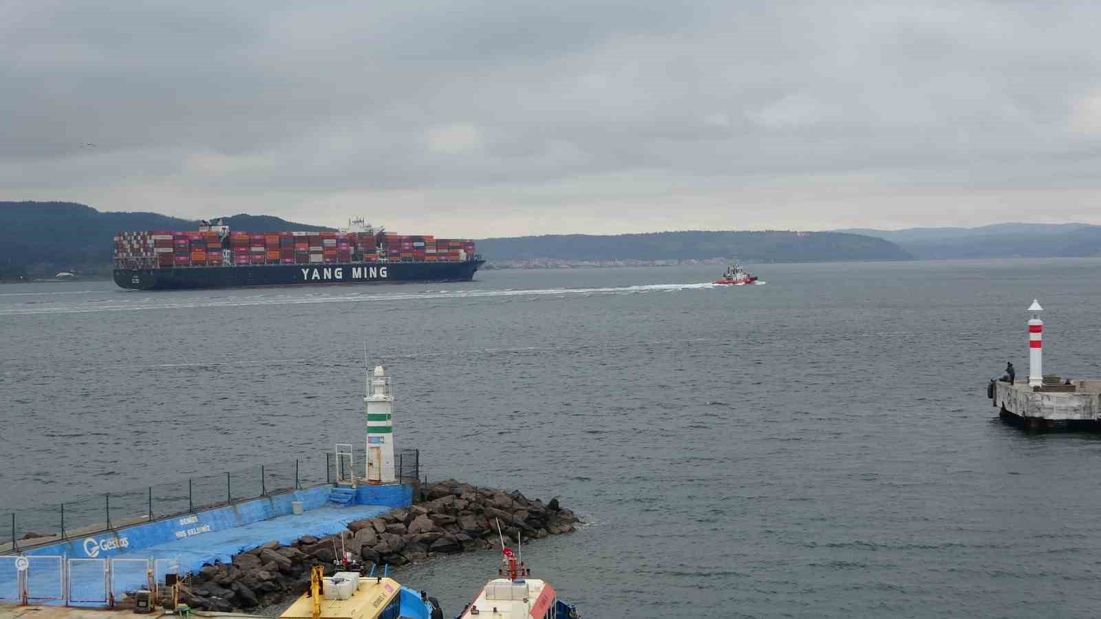 Çanakkale Boğazı’ndan geçen dev konteyner gemileri boğazı kapattı
