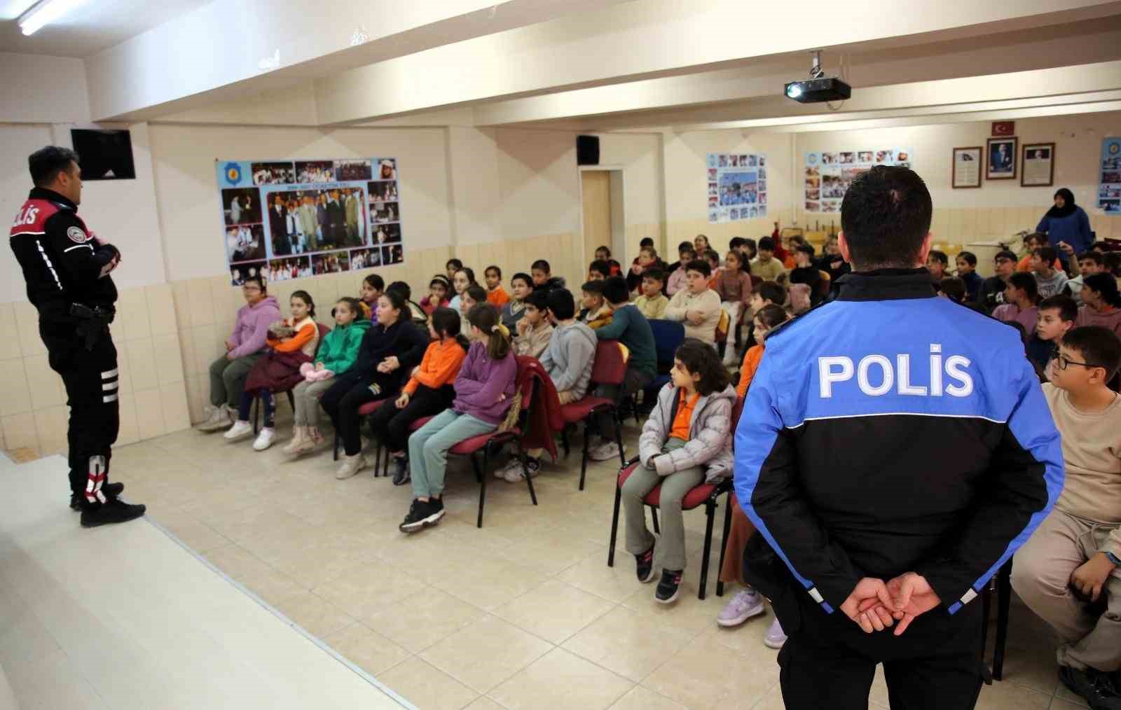 Polis ekipleri bu sefer ilkokul öğrencileriyle buluştu
