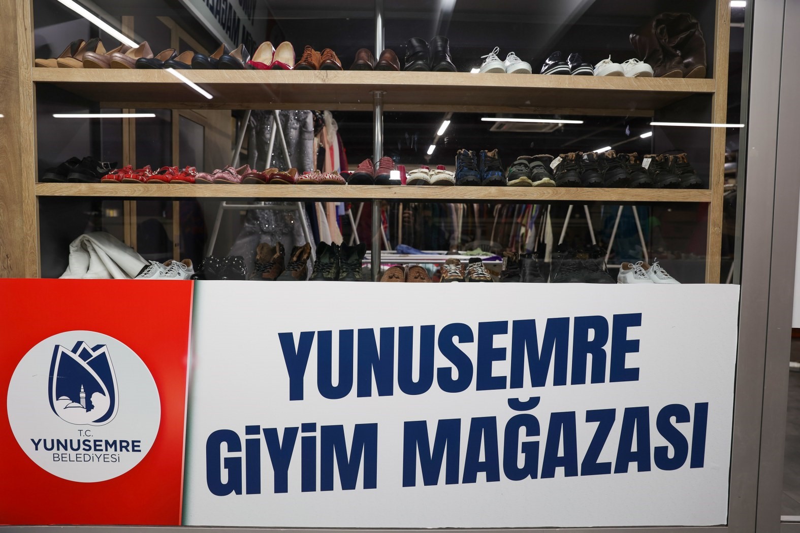 Yunusemre Giyim Mağazası’yla ihtiyaç sahiplerine ulaşıyor
