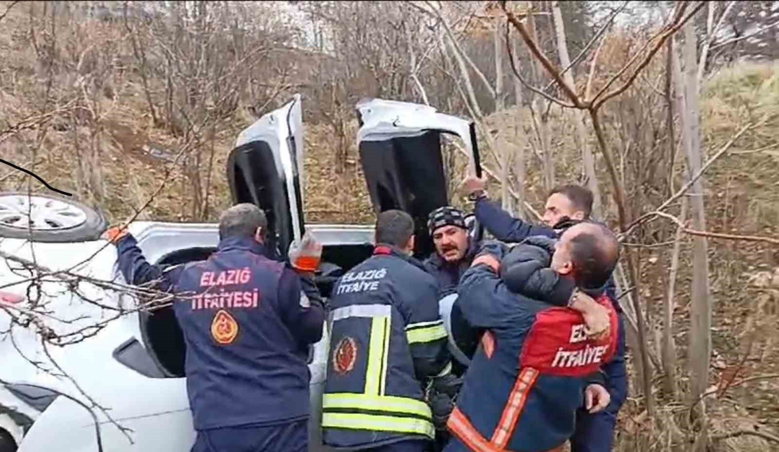 Araç şarampole yuvarlandı, sürücü sıkıştığı yerden güçlükle kurtarıldı
