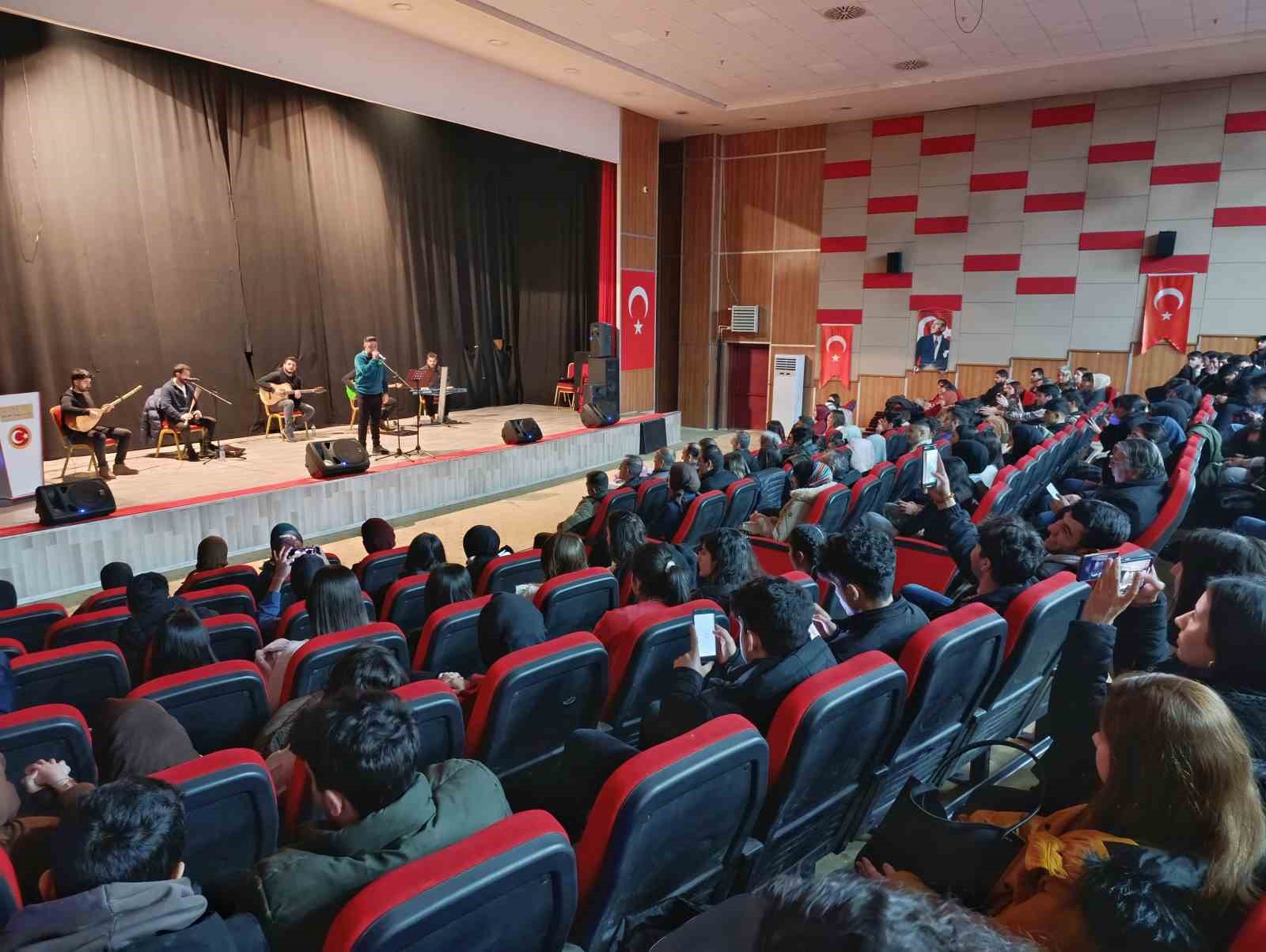 Ağrı’da üniversite sınavına hazırlanan öğrenciler için moral konseri düzenlendi
