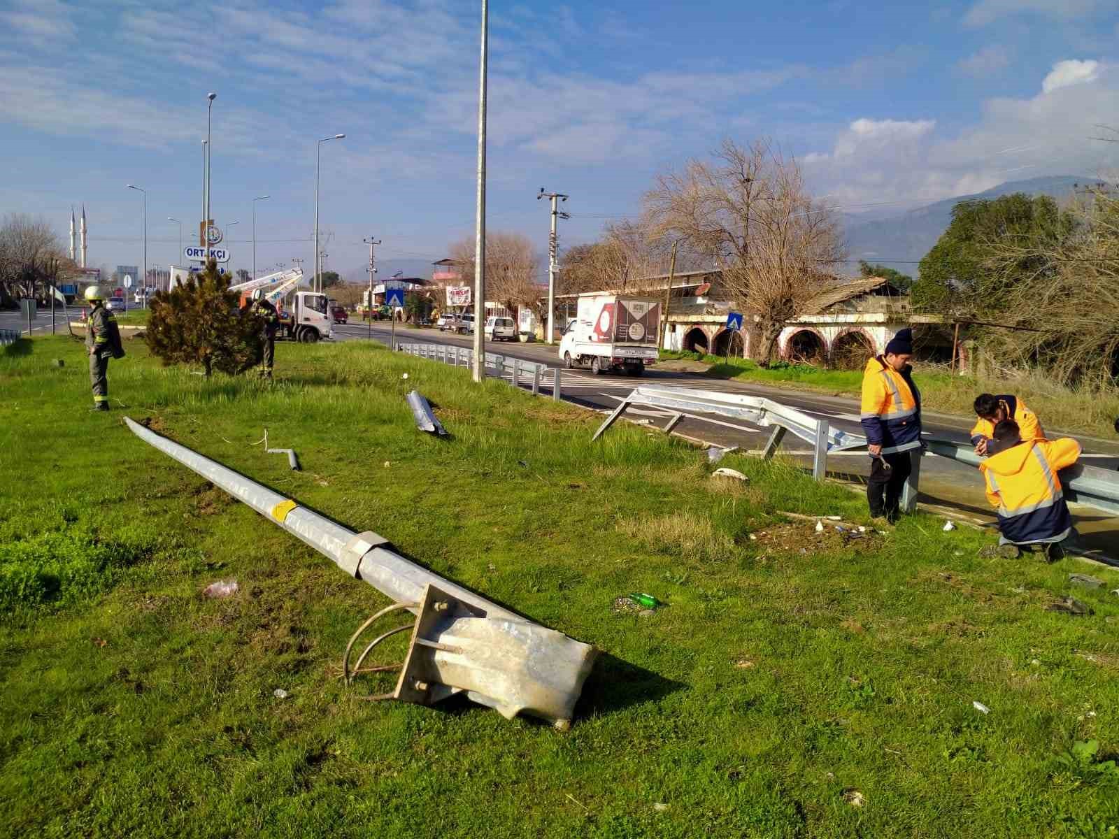 Aydınlatma direğine çarpan kamyonet sürücüsü yarandı
