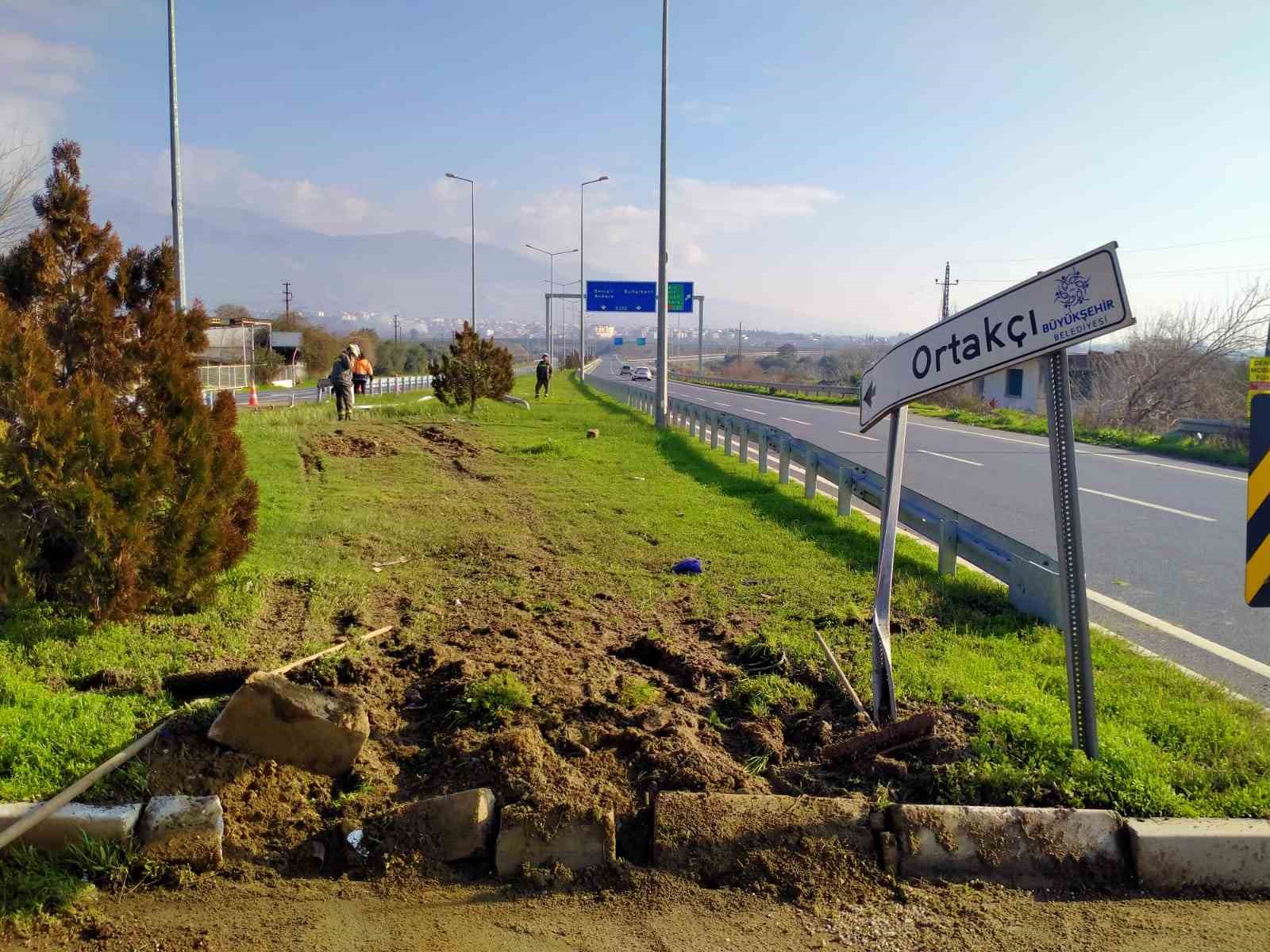 Aydınlatma direğine çarpan kamyonet sürücüsü yarandı
