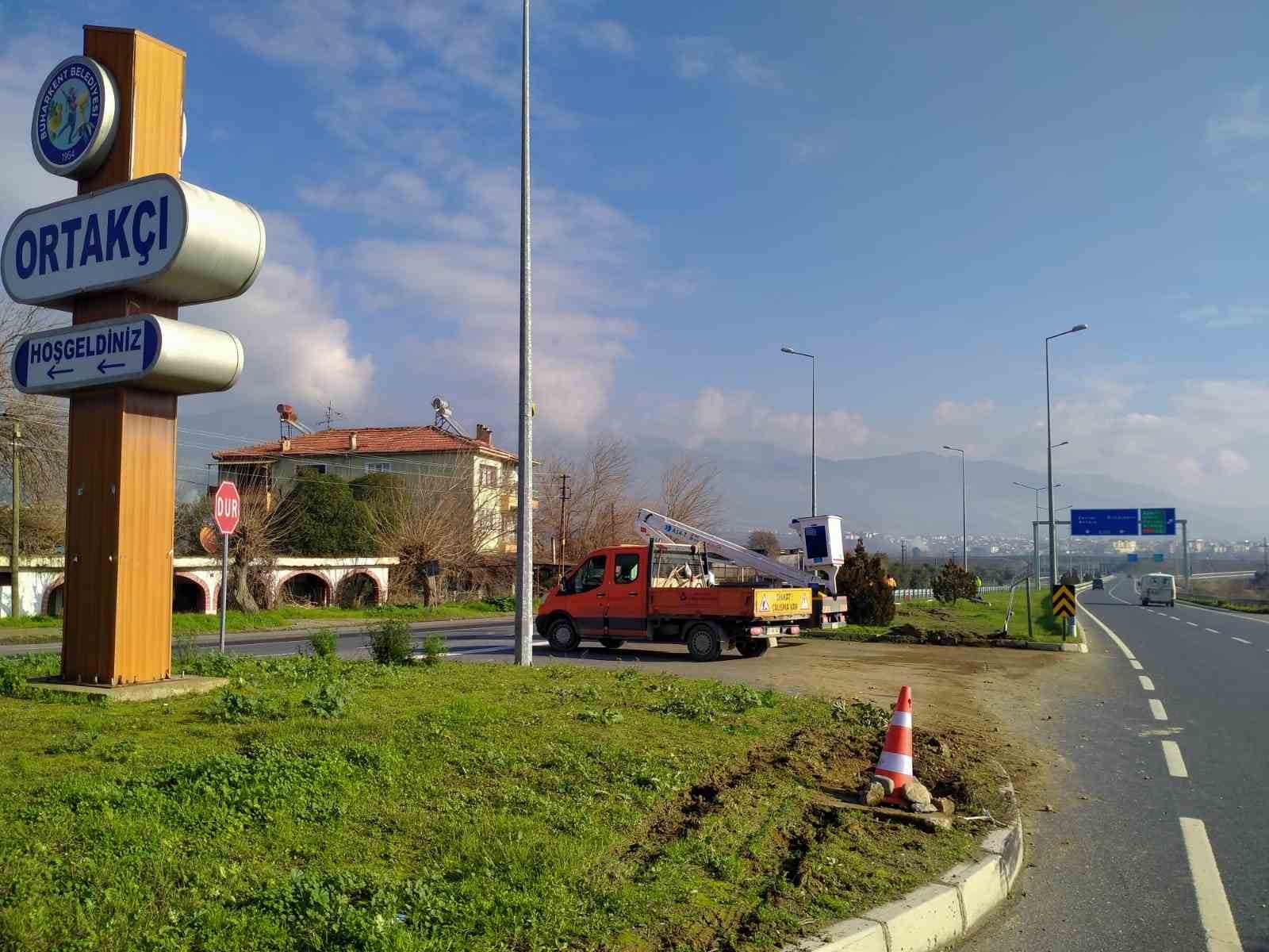 Aydınlatma direğine çarpan kamyonet sürücüsü yarandı
