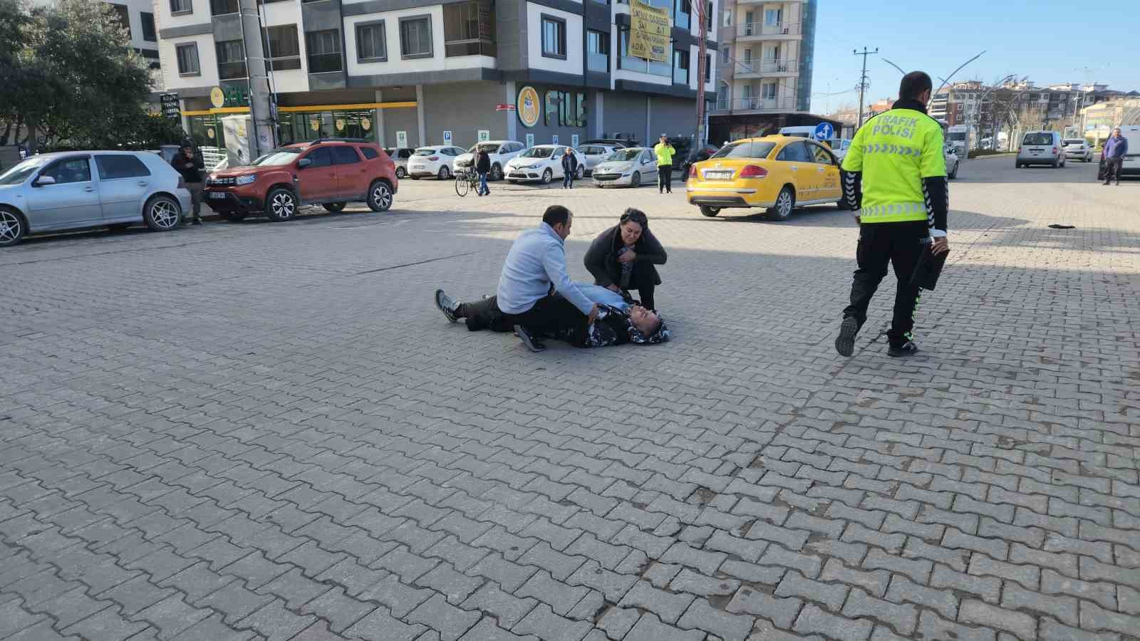 Edremit’te otomobille çarpışan motosiklet sürücüsü yaralandı
