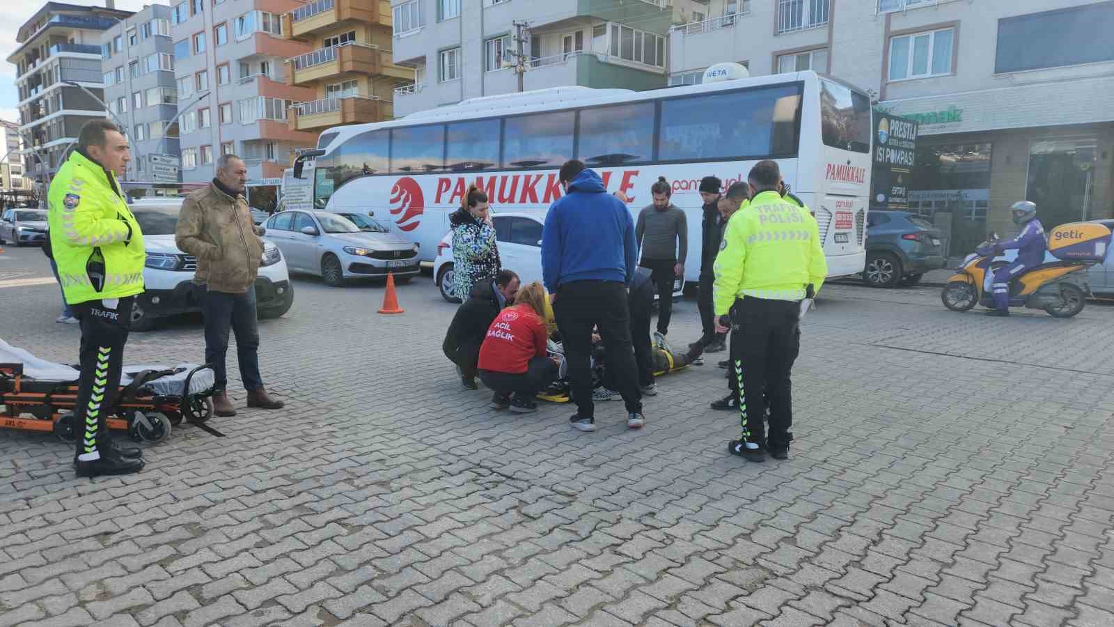 Edremit’te otomobille çarpışan motosiklet sürücüsü yaralandı
