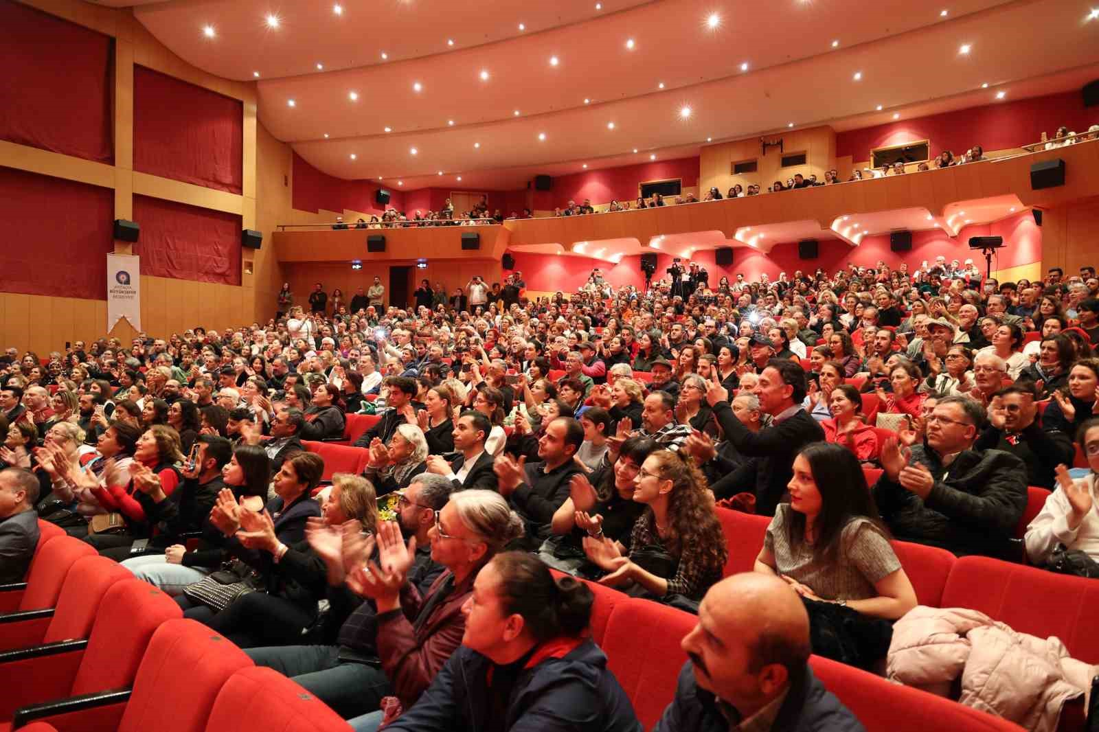 “Hikmet’in Oğlu” ayakta alkışlandı
