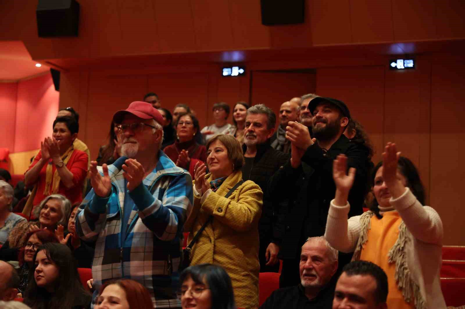 “Hikmet’in Oğlu” ayakta alkışlandı
