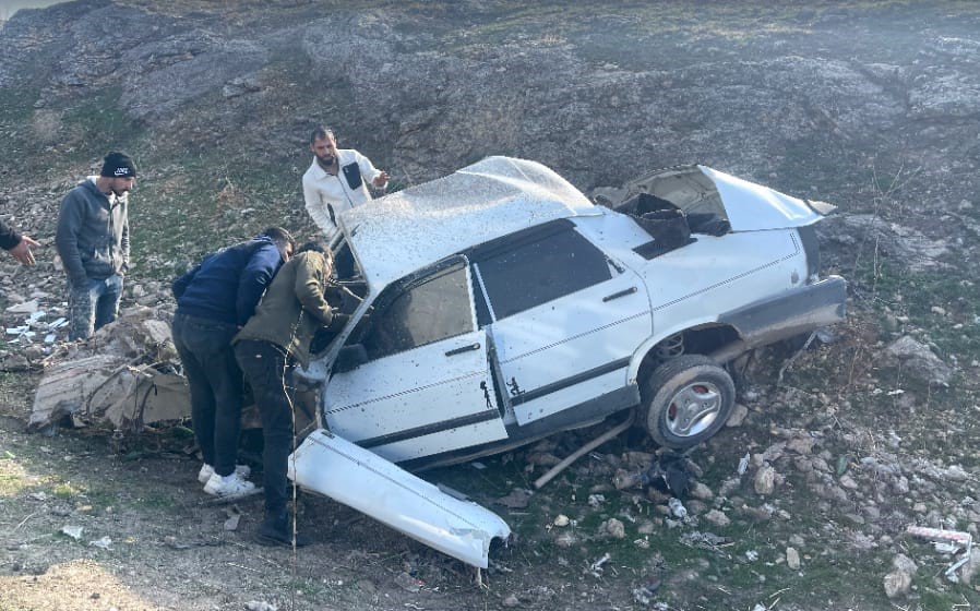 Şanlıurfa’da tırla çarpışıp şarampole devrilen otomobilin sürücüsü ağır yaralandı
