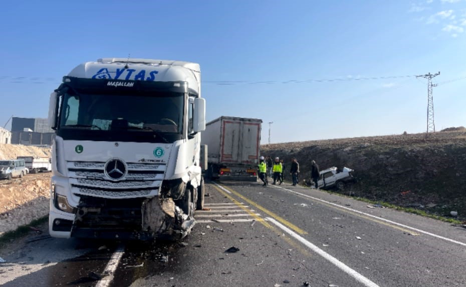 Şanlıurfa’da tırla çarpışıp şarampole devrilen otomobilin sürücüsü ağır yaralandı
