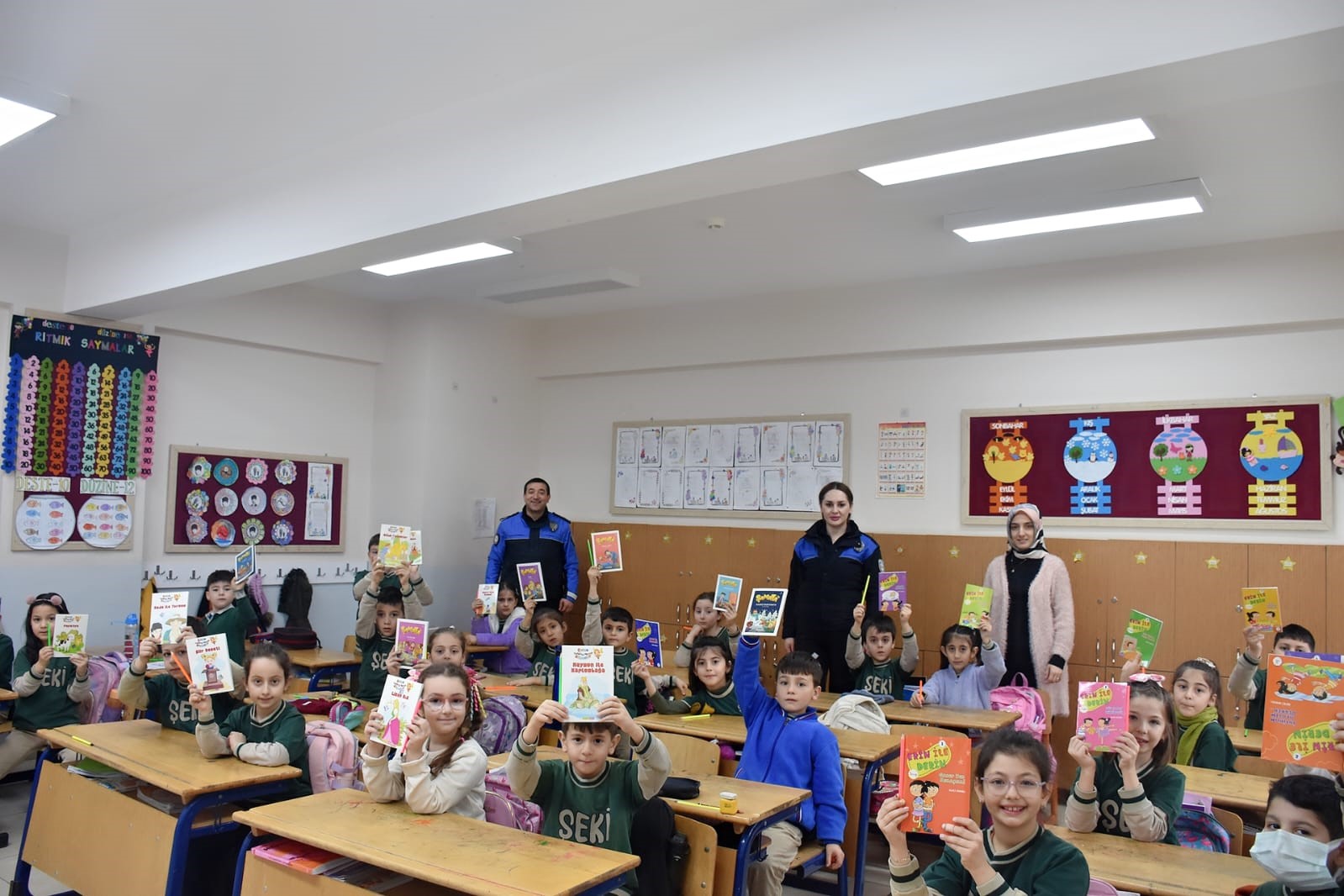 Emniyet Müdürü Ay’dan kendisine mektup gönderen öğrencilere karne hediyesi
