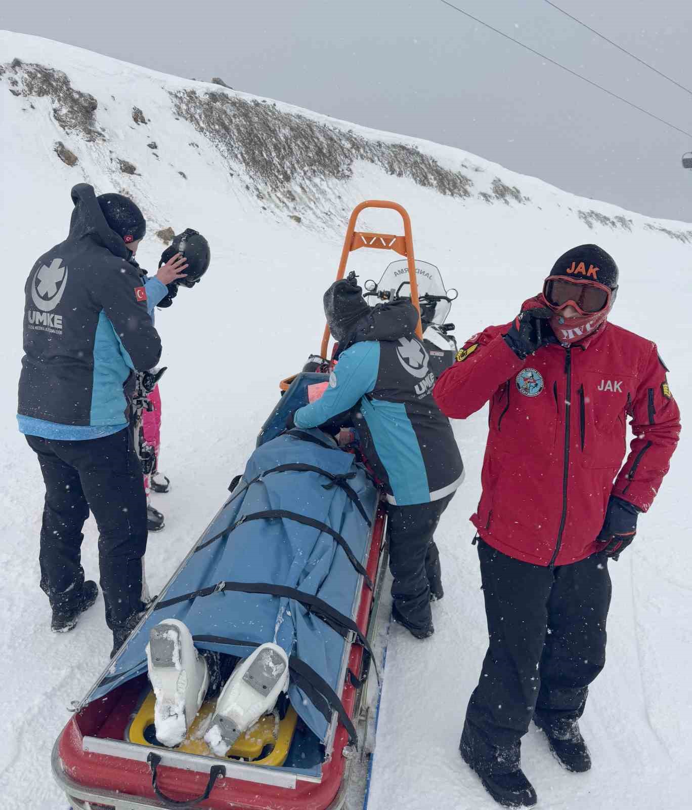 Kayak yaparken yaralanan şahıs ekipler tarafından hastaneye ulaştırıldı
