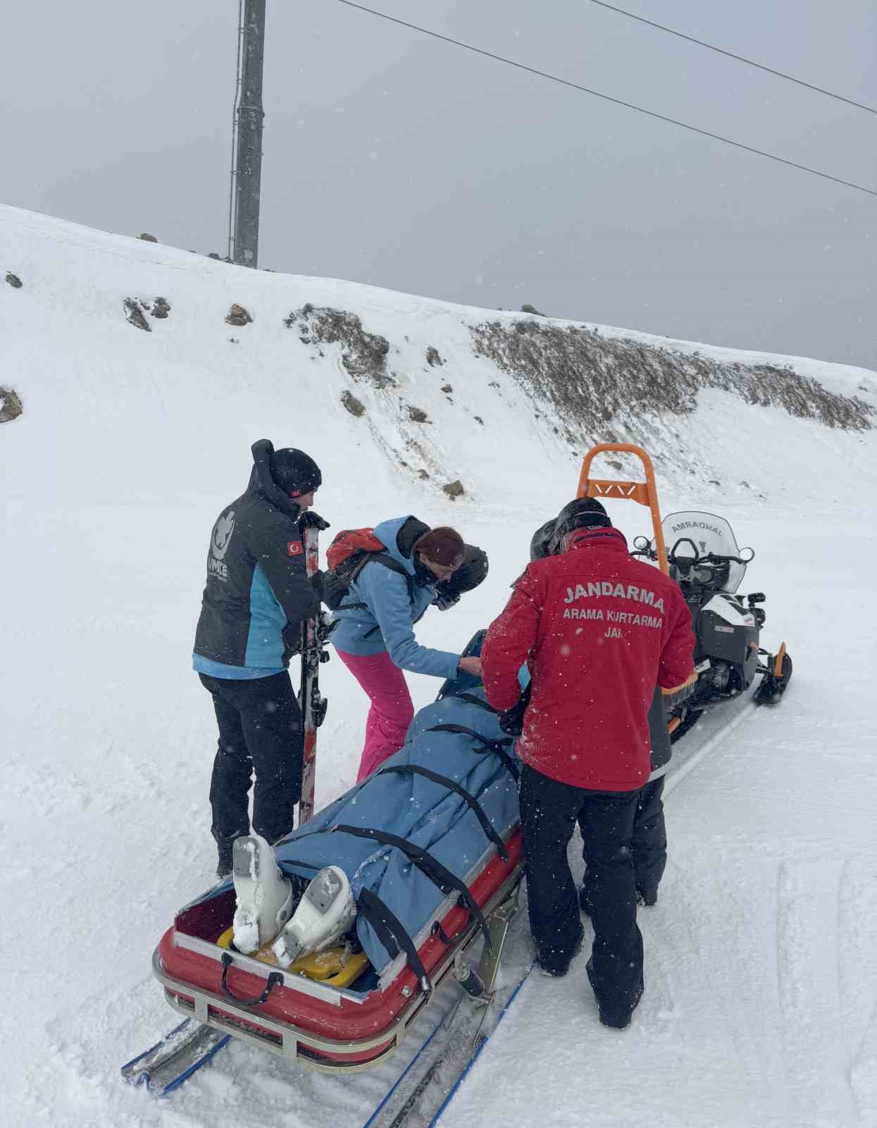 Kayak yaparken yaralanan şahıs ekipler tarafından hastaneye ulaştırıldı
