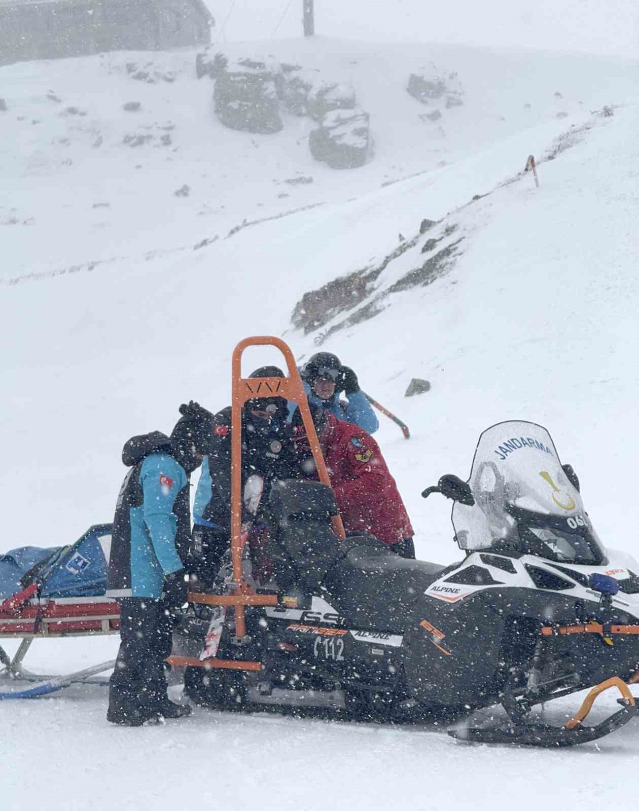 Kayak yaparken yaralanan şahıs ekipler tarafından hastaneye ulaştırıldı
