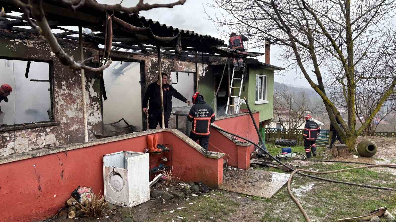 Tek katlı ev alevlere teslim oldu: Evli çift evden son anda çıktı
