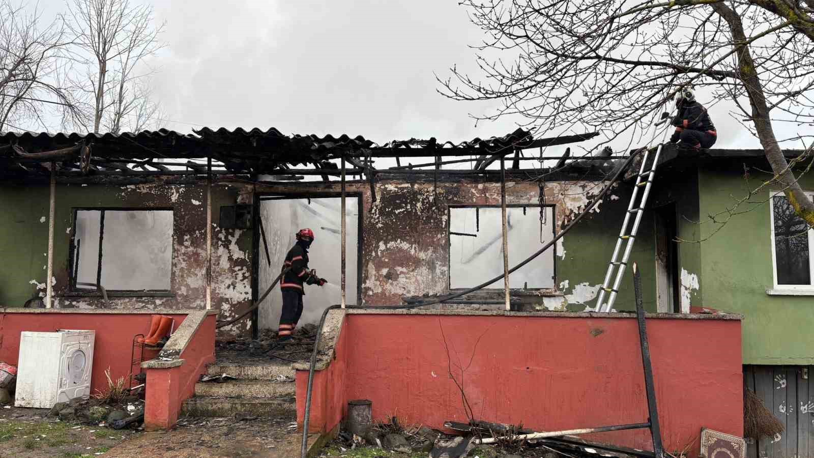 Tek katlı ev alevlere teslim oldu: Evli çift evden son anda çıktı
