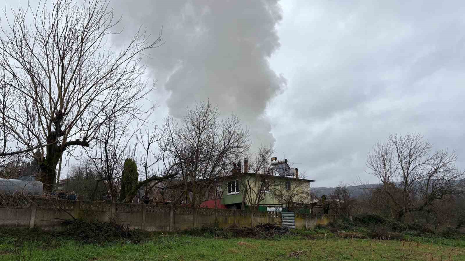 Tek katlı ev alevlere teslim oldu: Evli çift evden son anda çıktı
