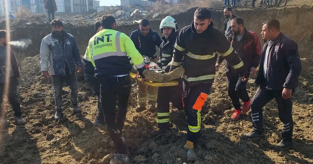 Çukura düşen kamyonetteki 4 kişi yaralandı
