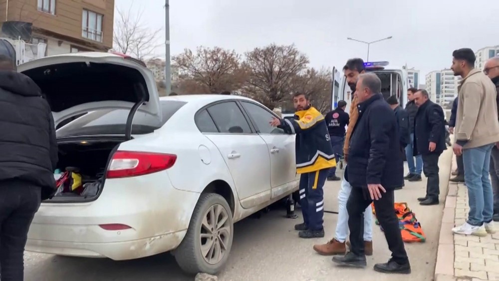 Elazığ’da feci kaza: Motokurye otomobilin altına girdi
