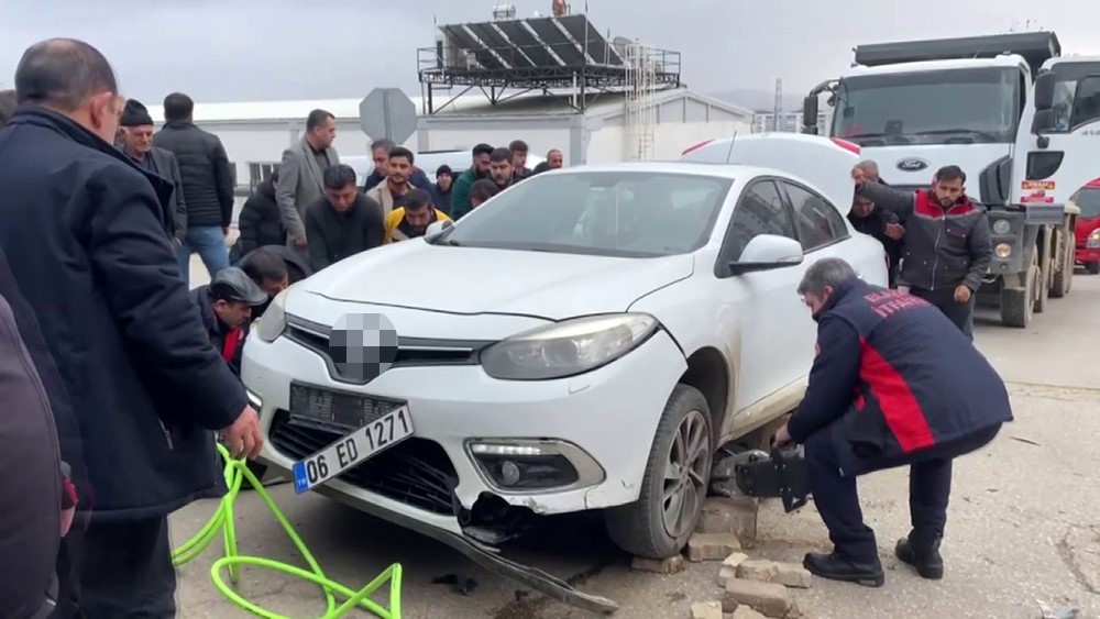 Elazığ’da feci kaza: Motokurye otomobilin altına girdi
