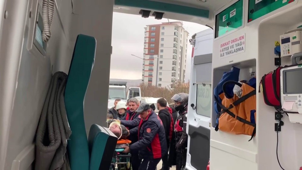 Elazığ’da feci kaza: Motokurye otomobilin altına girdi
