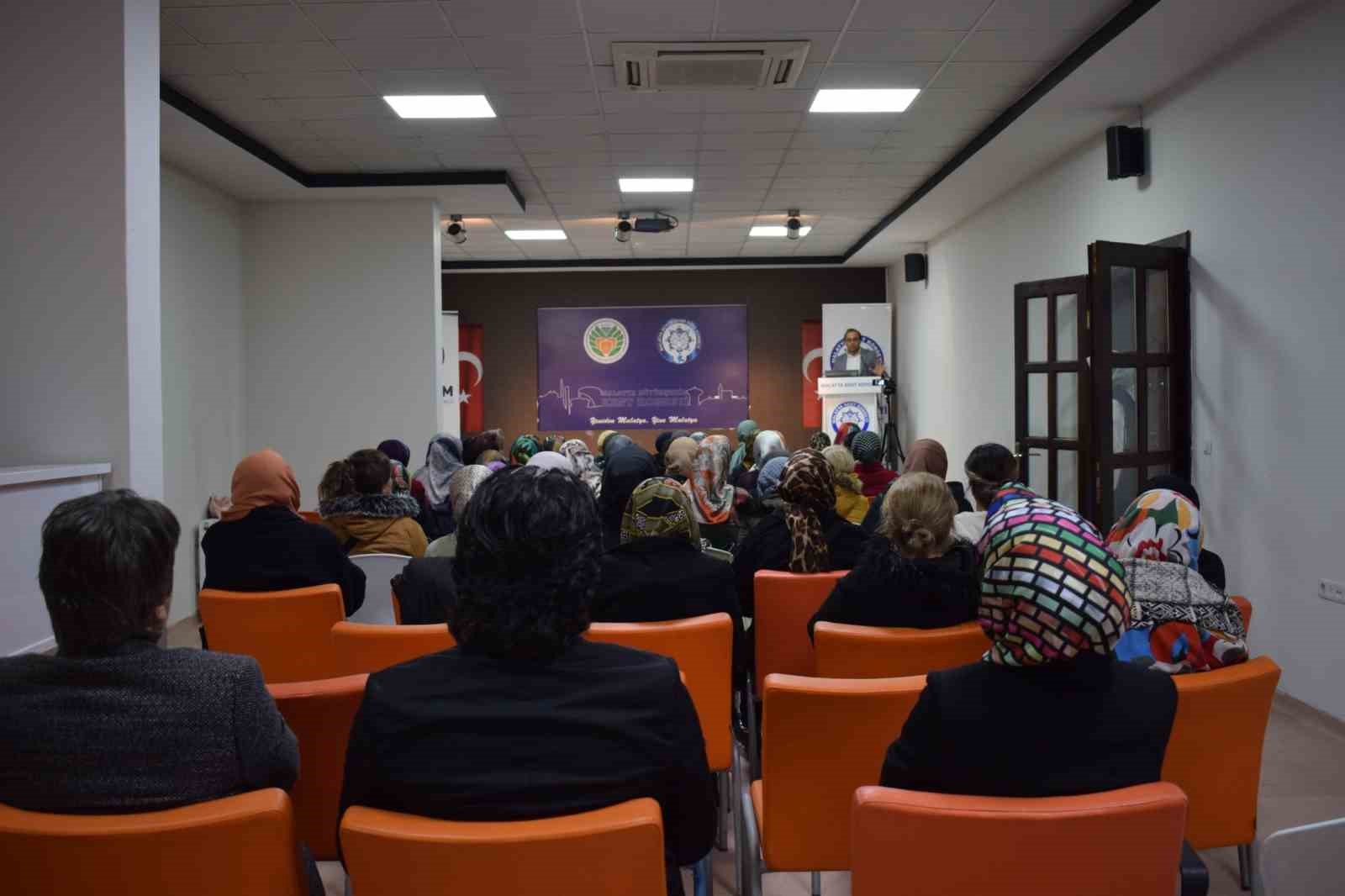 Kadın Akademisi programının ilk dersi medya okuryazarlığı
