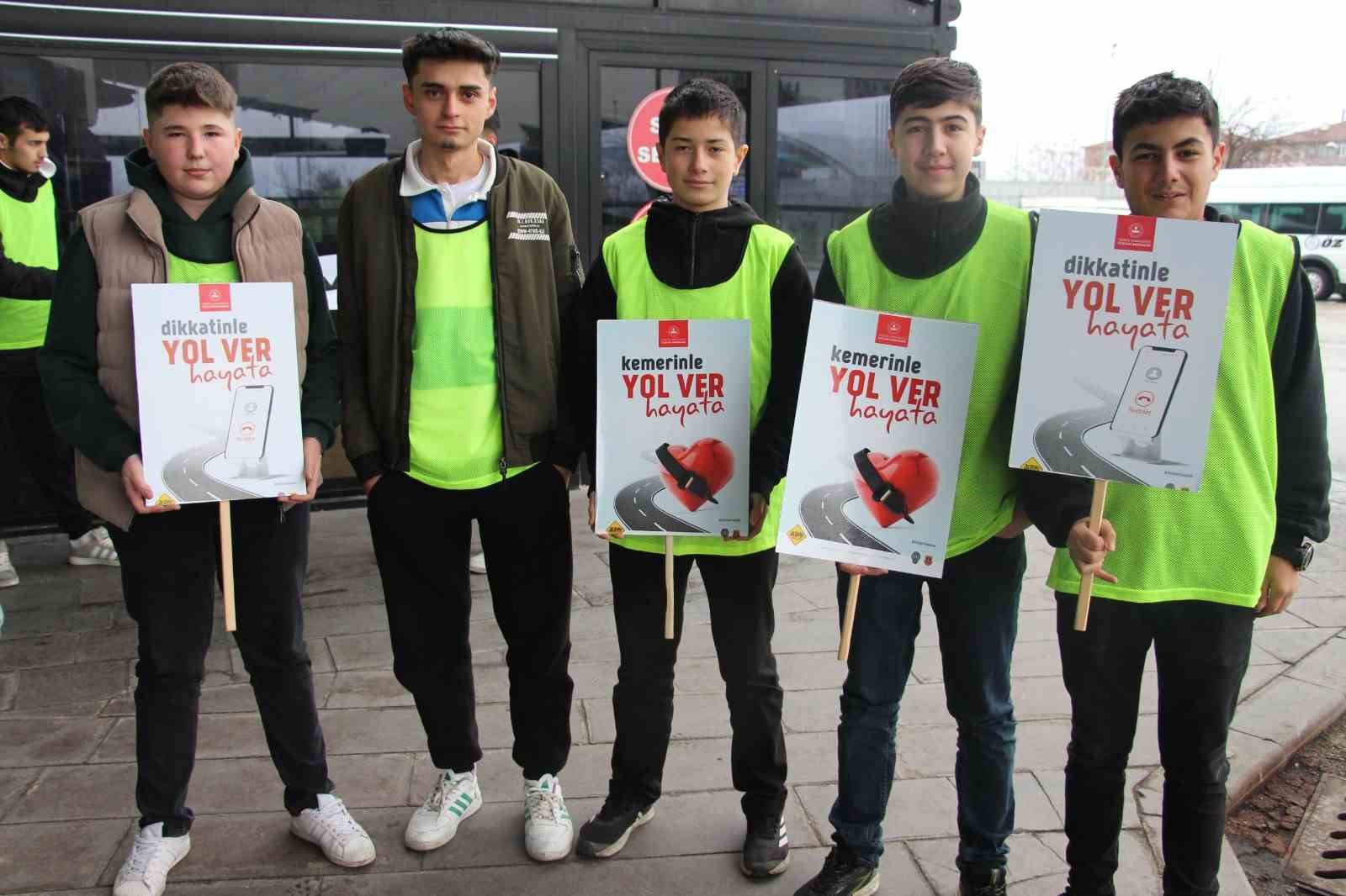 Öğrenciler trafik polisi oldu, yolcu ve sürücüleri uyardı
