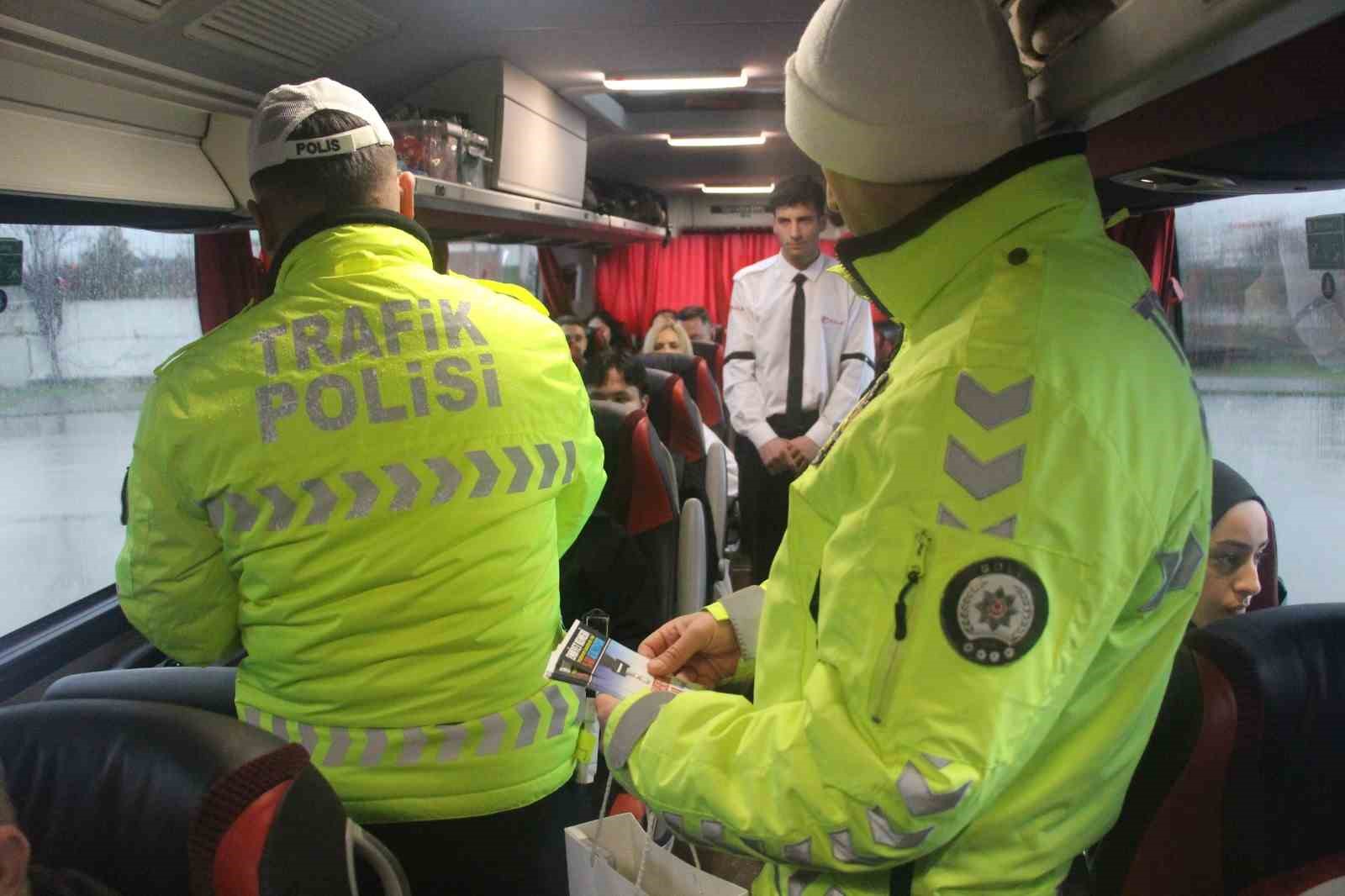 Öğrenciler trafik polisi oldu, yolcu ve sürücüleri uyardı
