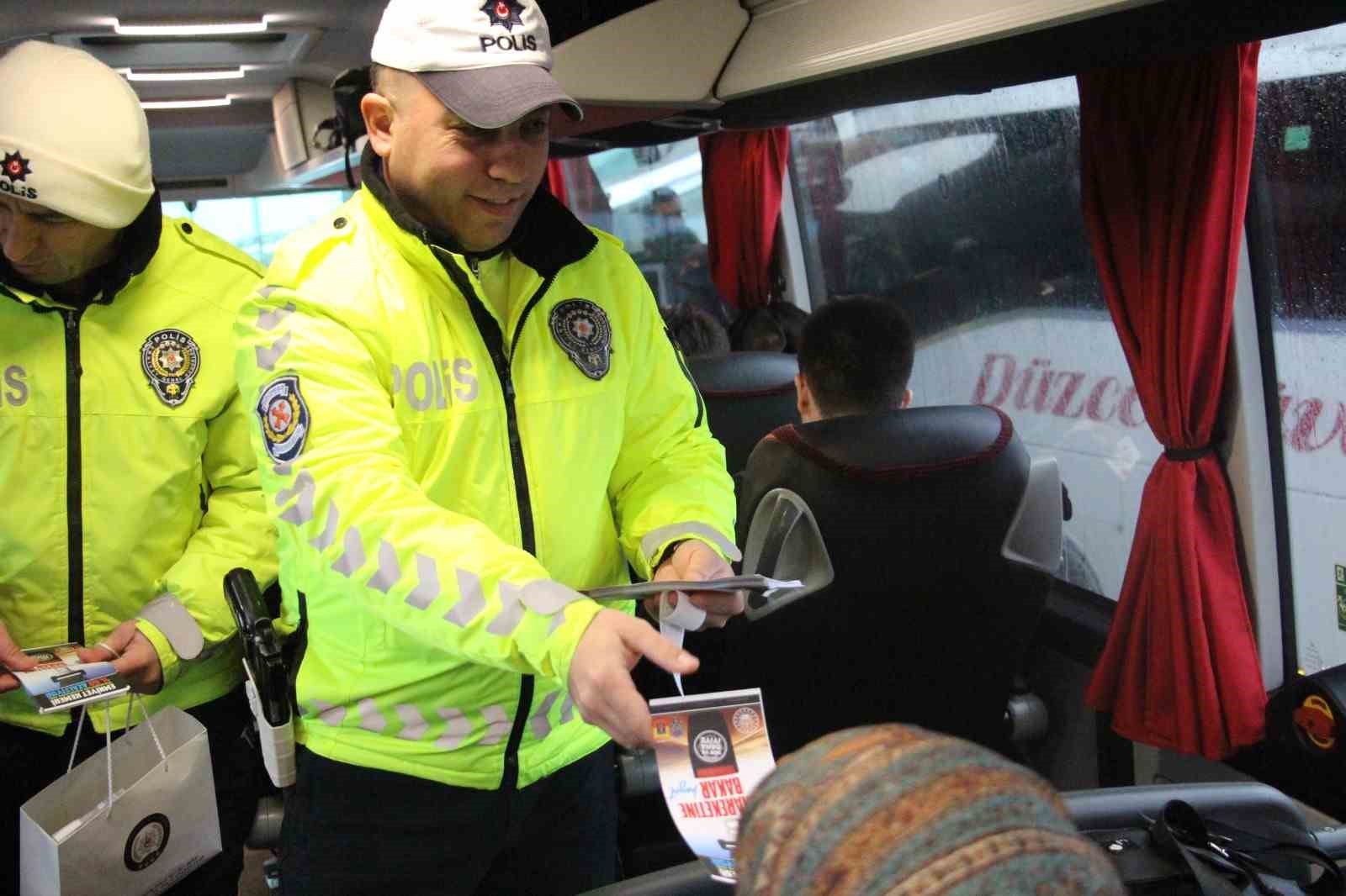 Öğrenciler trafik polisi oldu, yolcu ve sürücüleri uyardı
