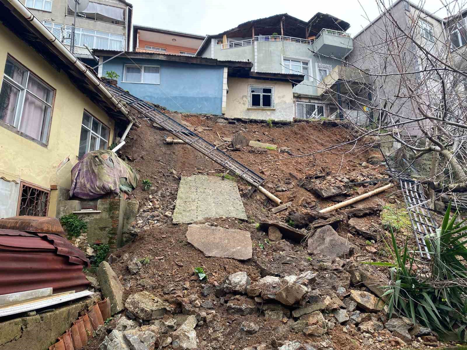 Beykoz’da 5 metrelik istinat duvarı çöktü
