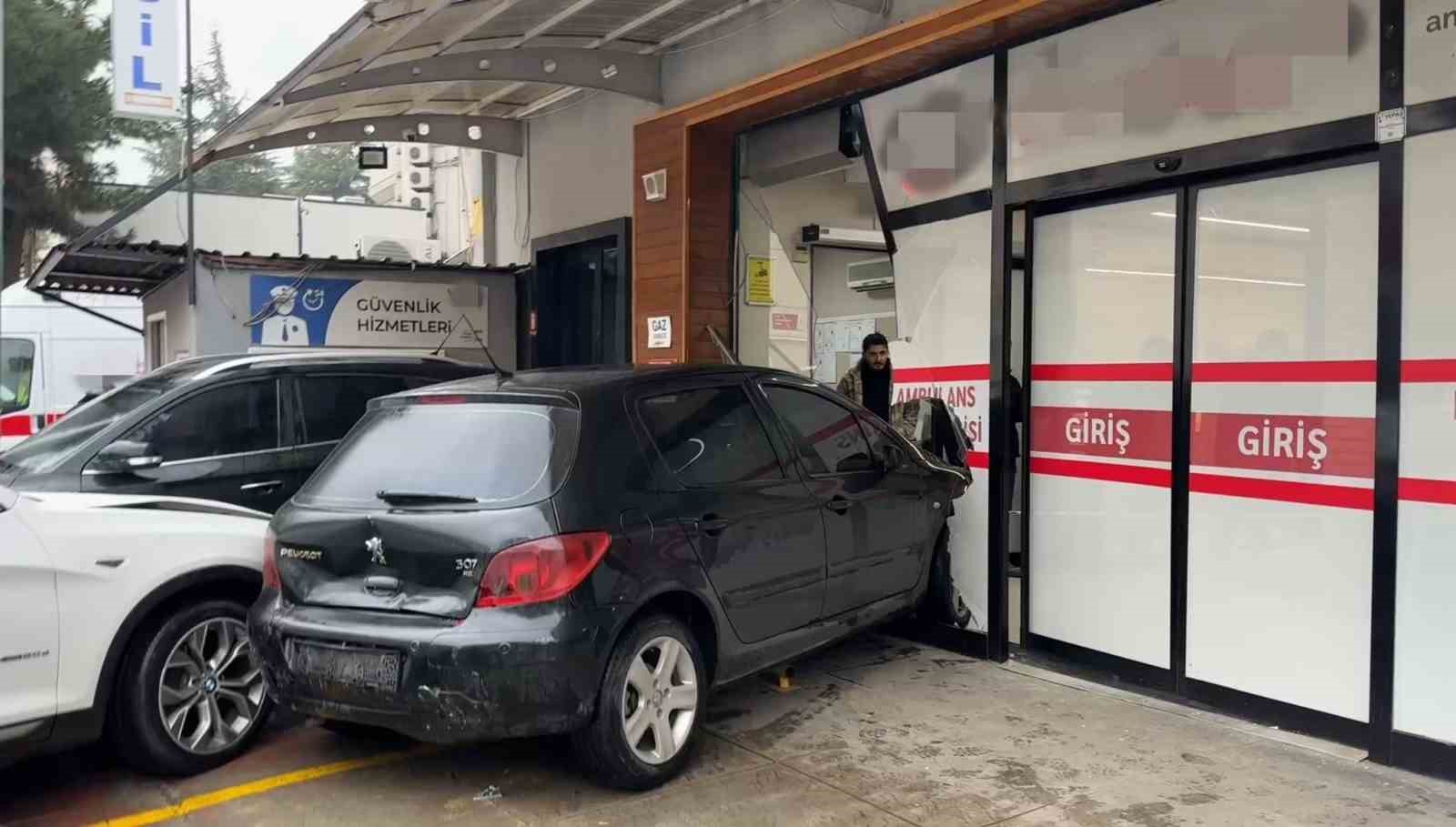 Lüks aracın çarptığı otomobil hastane aciline girdi: O anlar kamerada
