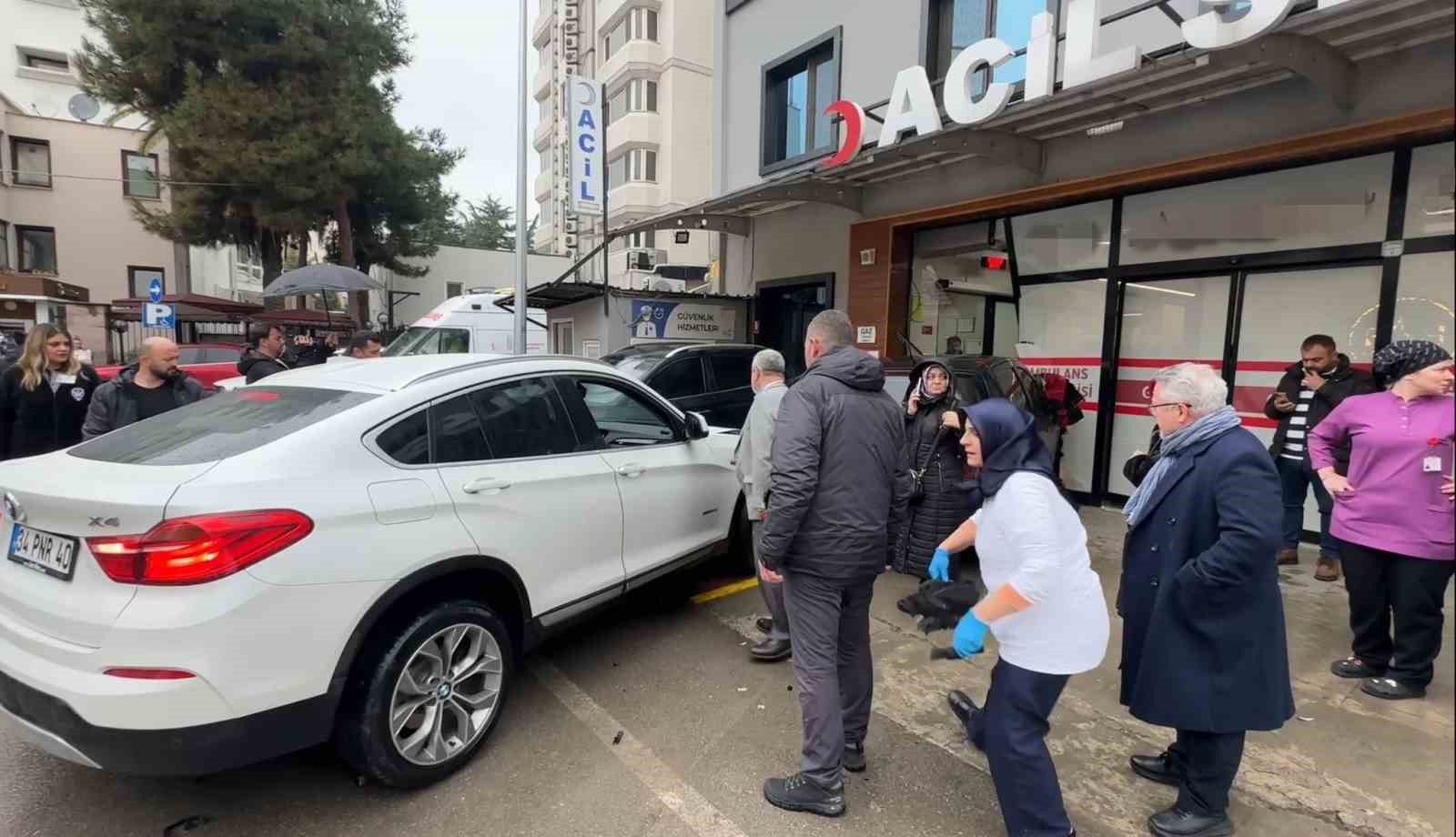 Lüks aracın çarptığı otomobil hastane aciline girdi: O anlar kamerada
